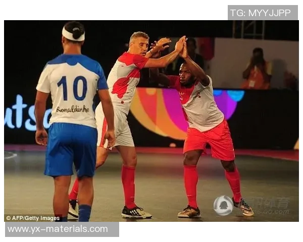 足球明星小罗的独特摆饰品展现个性与魅力 足球明星小罗的独特摆饰品展现个性与魅力